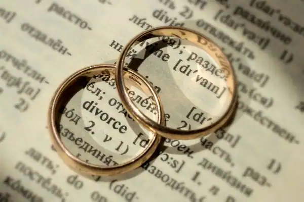 Image of rings removed before divorce mediation Broadstairs